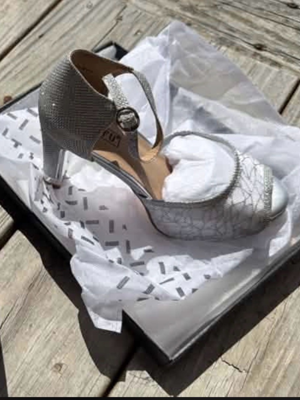 Source Unknown Silver Glitter T-Strap Block Heel Sandals - Women
